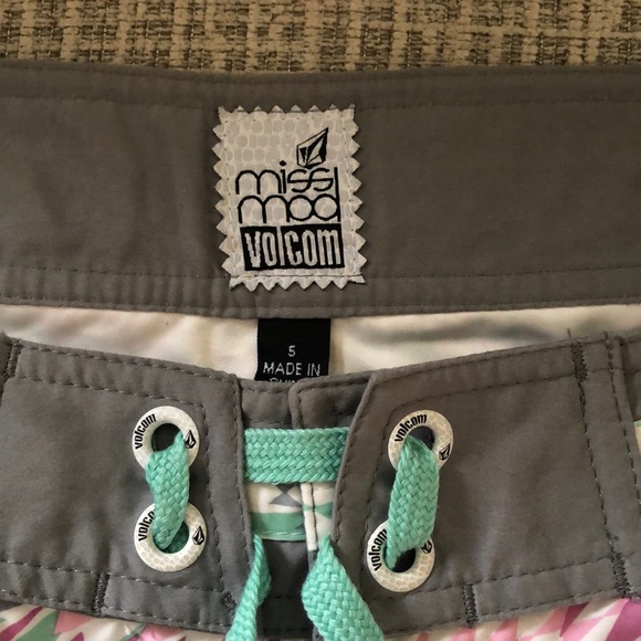 Miss Mad Volcom Shorts - Picture 8 of 8